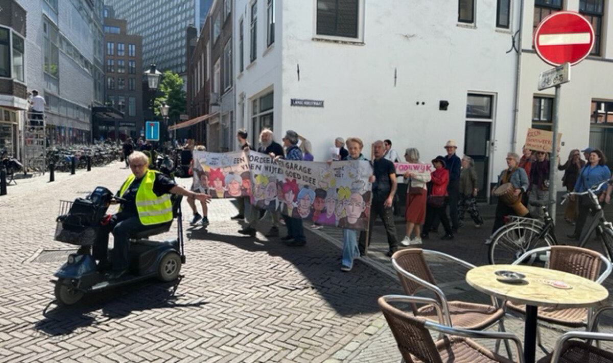 In Wijk C, de stoet komt uit de Lange Koestraat. Foto: DB
