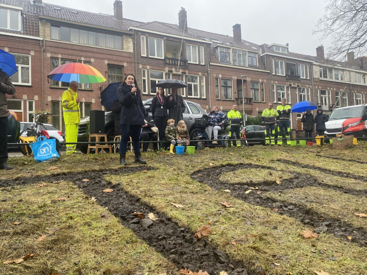 Initiatiefneemster Michèle van Lier spreekt de aanwezigen toe.