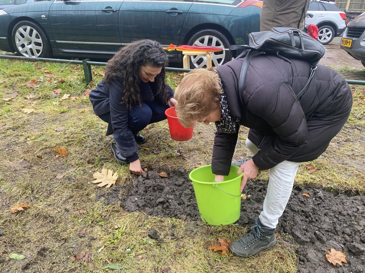 Michèle van Lier en Hanny Sliepen van Stichting Wilhelminapark doen het begin van de T.