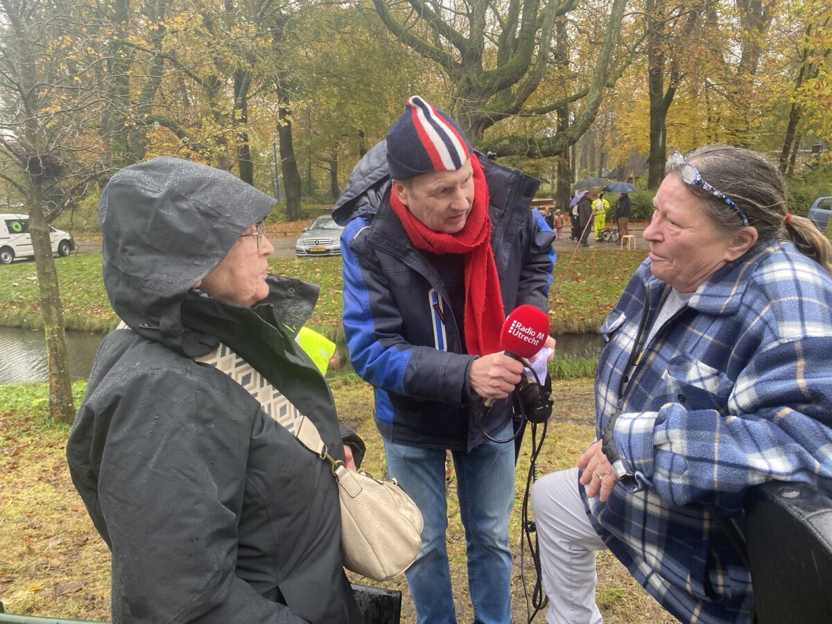 Robbert Jan Booij van RTV Utrecht interviewt mevrouw Schroevers (links) en Simonneke Kusters, die geboren is in het pand waar vroeger Kindjeshaven zat, op het adres Prins Hendriklaan 4.