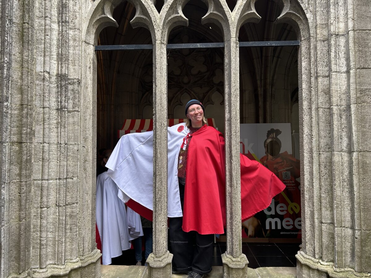 Deze vrouw roept namens de Sint Maartensparade op om 'Manteldrager' te worden (donateur). 