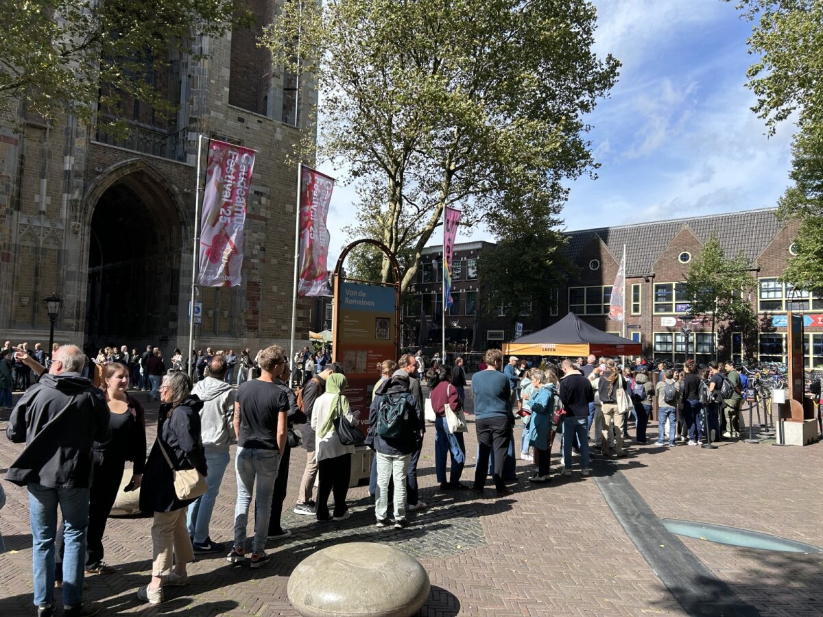 In de rij voor 'Dom Under'