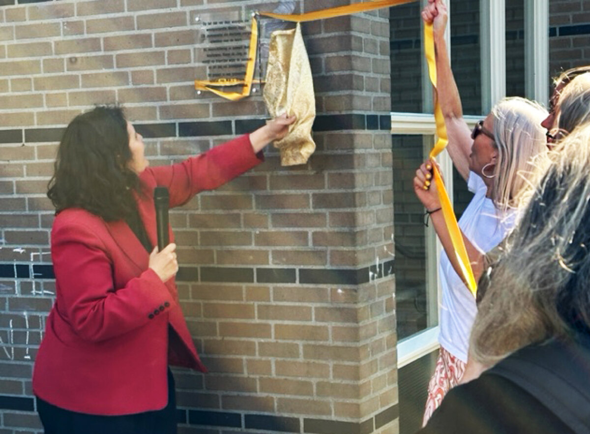 De onthulling vande plaquette door wethouder Senna Maatoug (energie en klimaat). Foto: DB