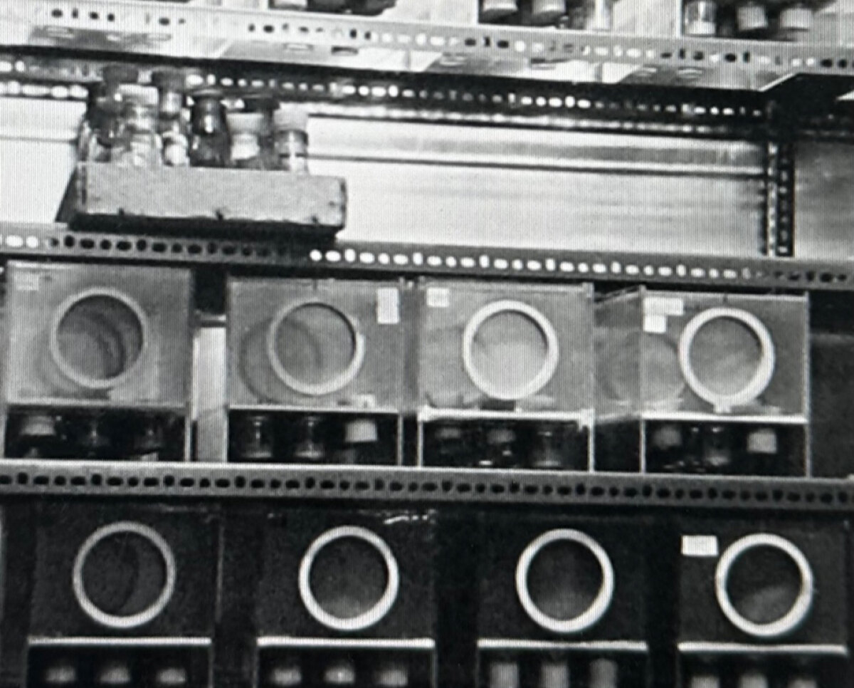 Fruitvliegkweekflesjes en -kweekkooien in klimaatkast. Foto: Dik Binnendijk (1972)
