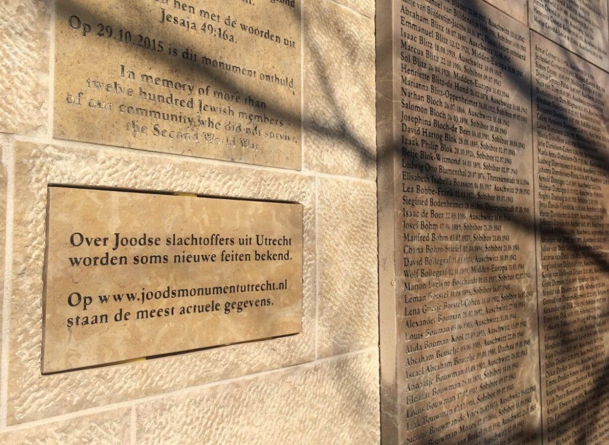 Het nieuwe bordje op het monument. Foto: Jim Terlingen