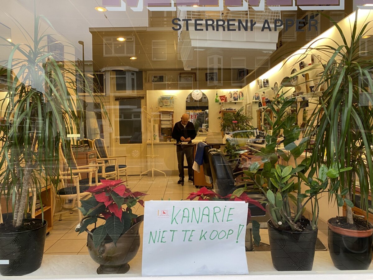 Memet achterin zijn zaak in januari 2024. Foto: Jim Terlingen