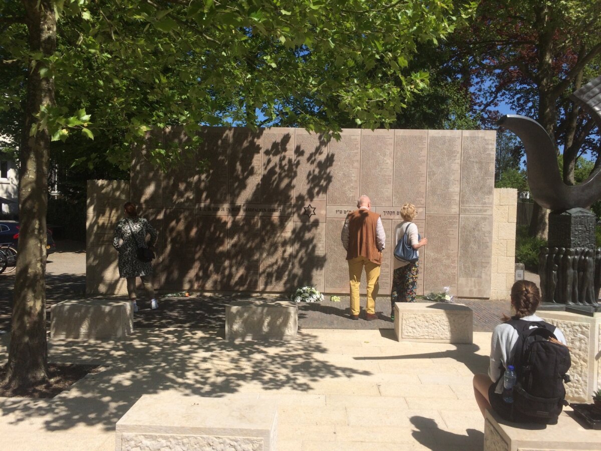 Mensen bij het Joods Monument in 2018. Foto: JT
