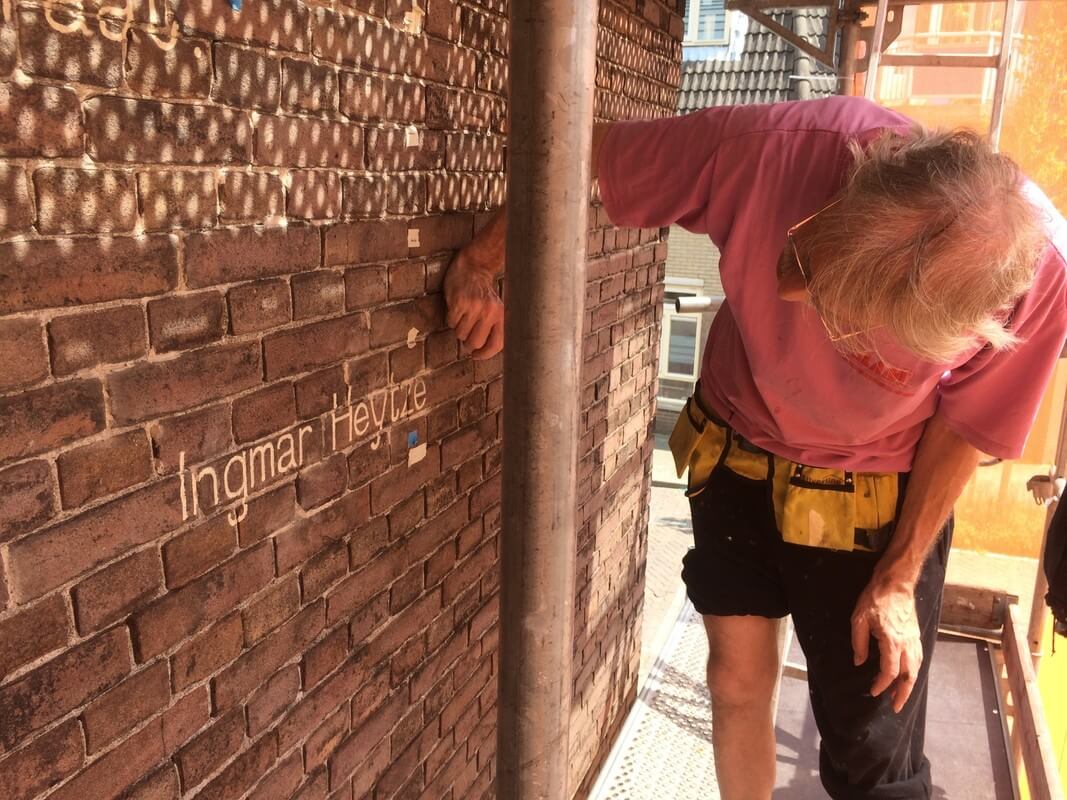 En hier werkt Jos aan een gedicht van Ingmar Heytze op de Abstederdijk. Foto: Jim Terlingen