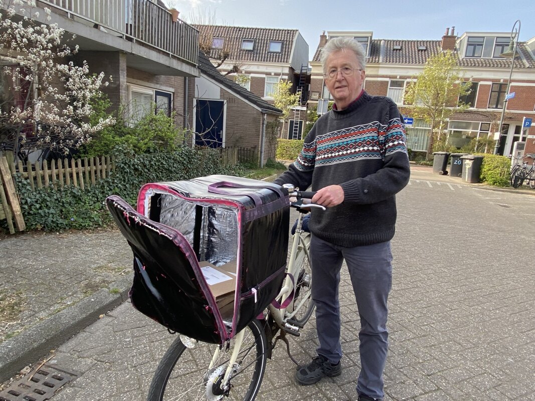 Kees Witteman, een vaste fietsende bezorger van Broese. Foto: JT