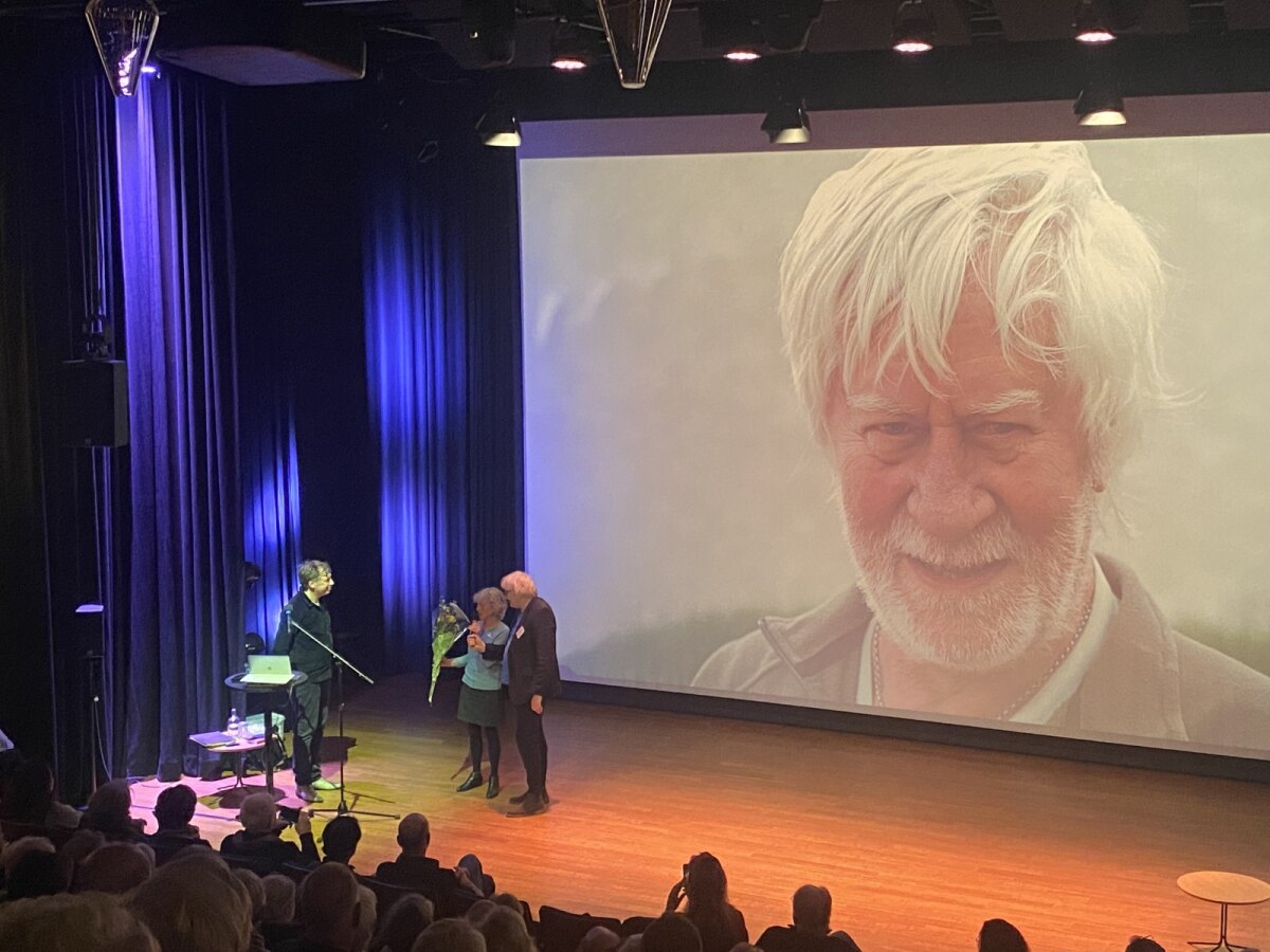 Heytze kreeg na afloop bloemen van Christine, de weduwe van Dolf. Foto: JT