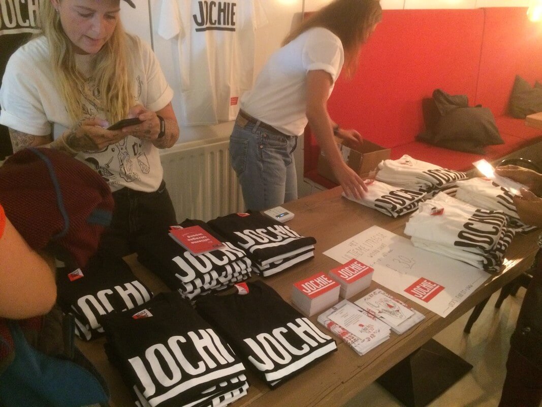 Na afloop werden onder andere jochie-tshirts verkocht. Foto: Jim Terlingen