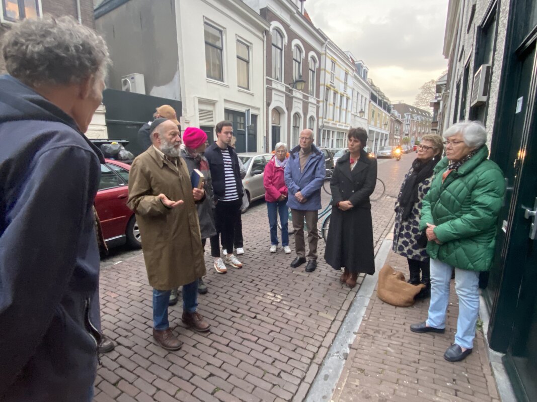 Joel van de Rhoer sprak tijdens de korte plechtigheid joodse gebeden uit. Foto: JT