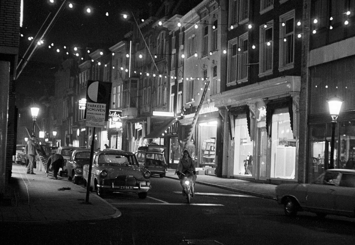 Oudkerkhof, 1968. De winkel van de Spanjers, Maison Iris, is de tweede winkel van rechts (foto: Het Utrechts Archief)