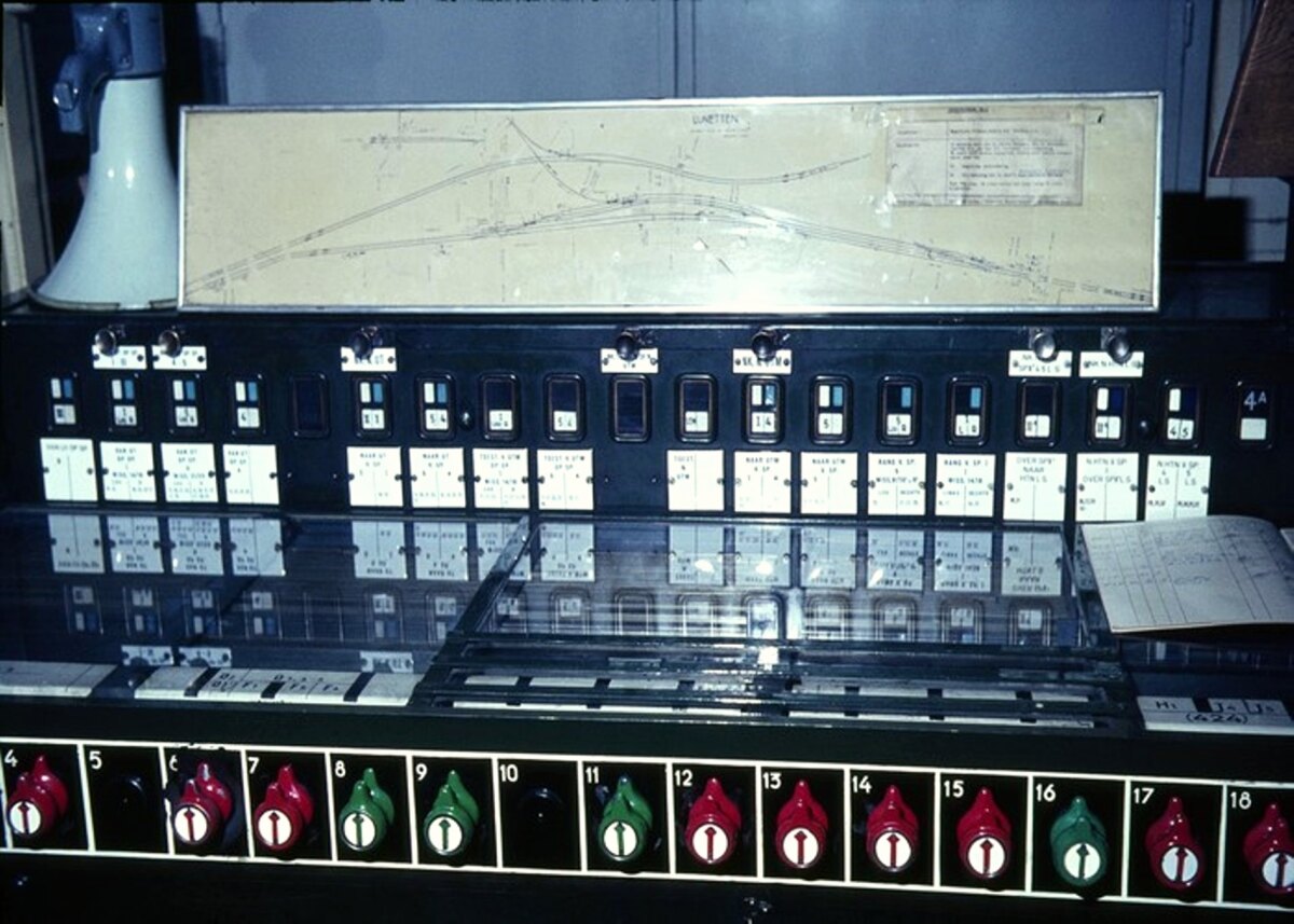 Details van het stelknoptoestel in post T Lunetten d.d. 26 maart 1965. (Foto: J.G.C. van de Meene)