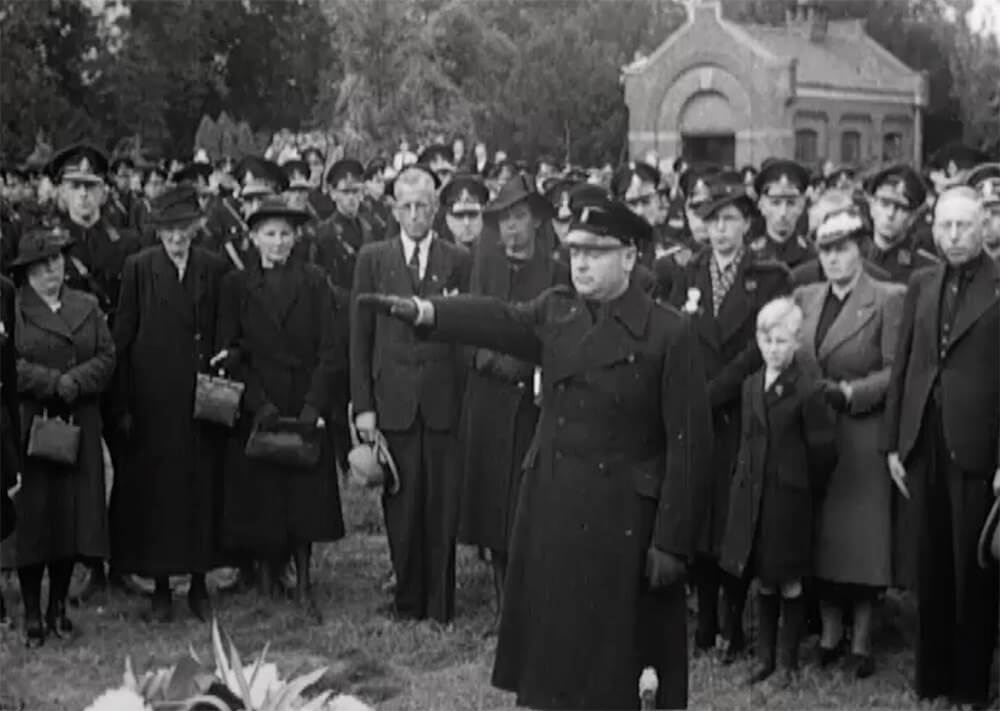 Mussert brengt Janse de laatste groet. Foto: still uit een NSB-propagandafilm.