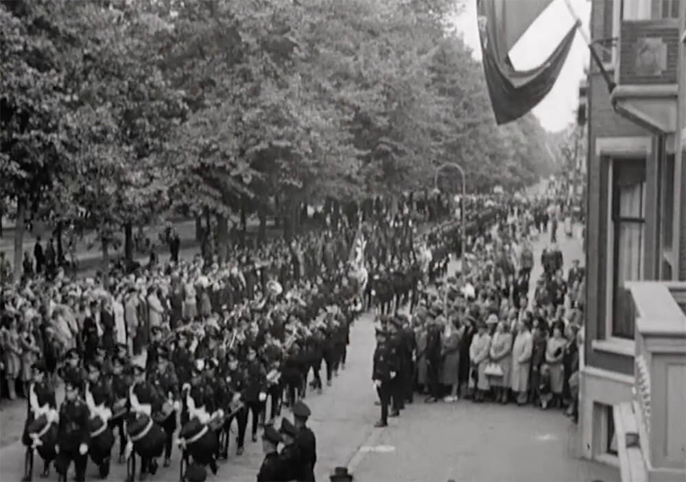 De stoet kwam later bij de Maliebaan voorbij het NSB-hoofdkwartier. Foto: still uit een NSB-propagandafilm. 