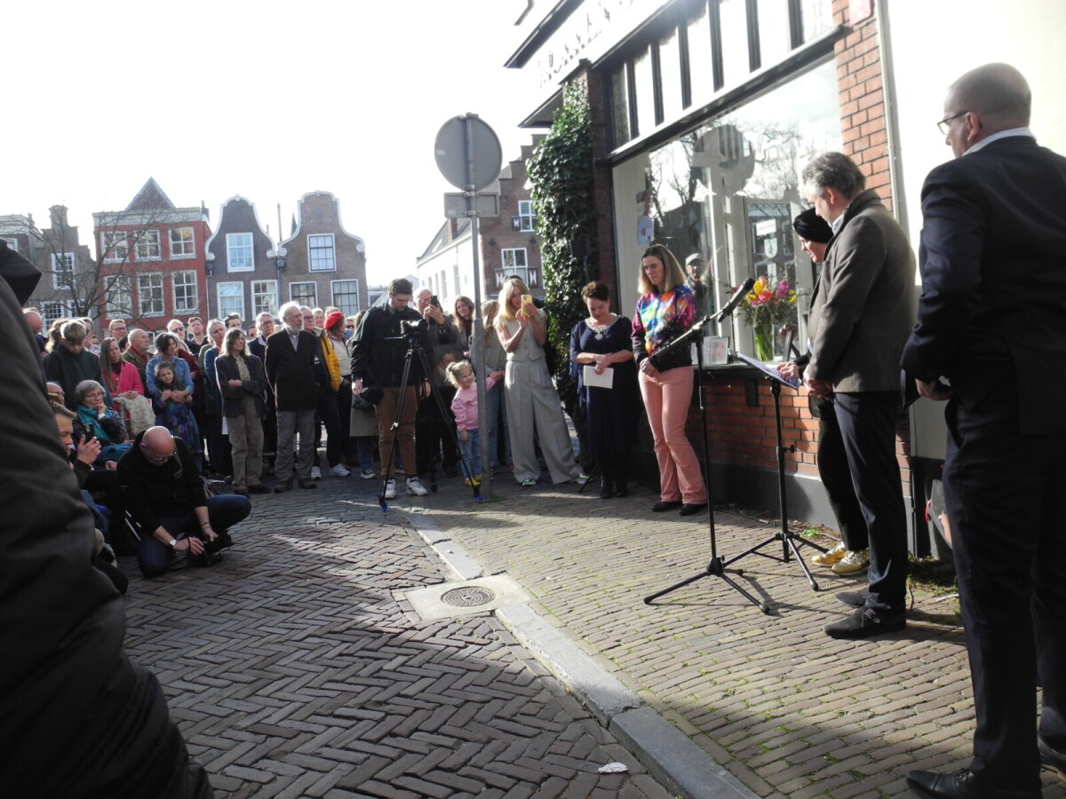 Jeannette van Merwijk, de vrouw van Jeroen, spreekt de aanwezigen toe. Naast haar Erik Morren. Foto: Joost van Waert