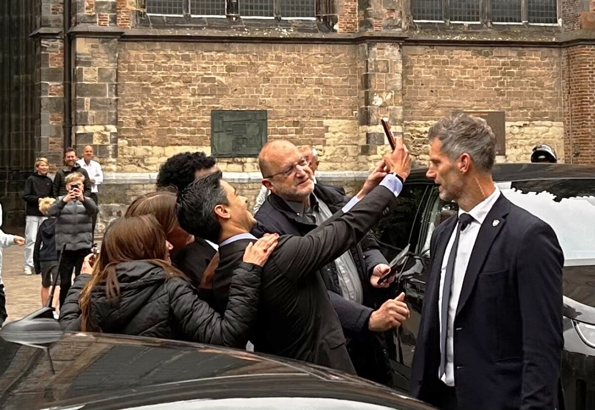 Vlak voor het vertrek maakt Jetten op verzoek nog een selfie op het Domplein.