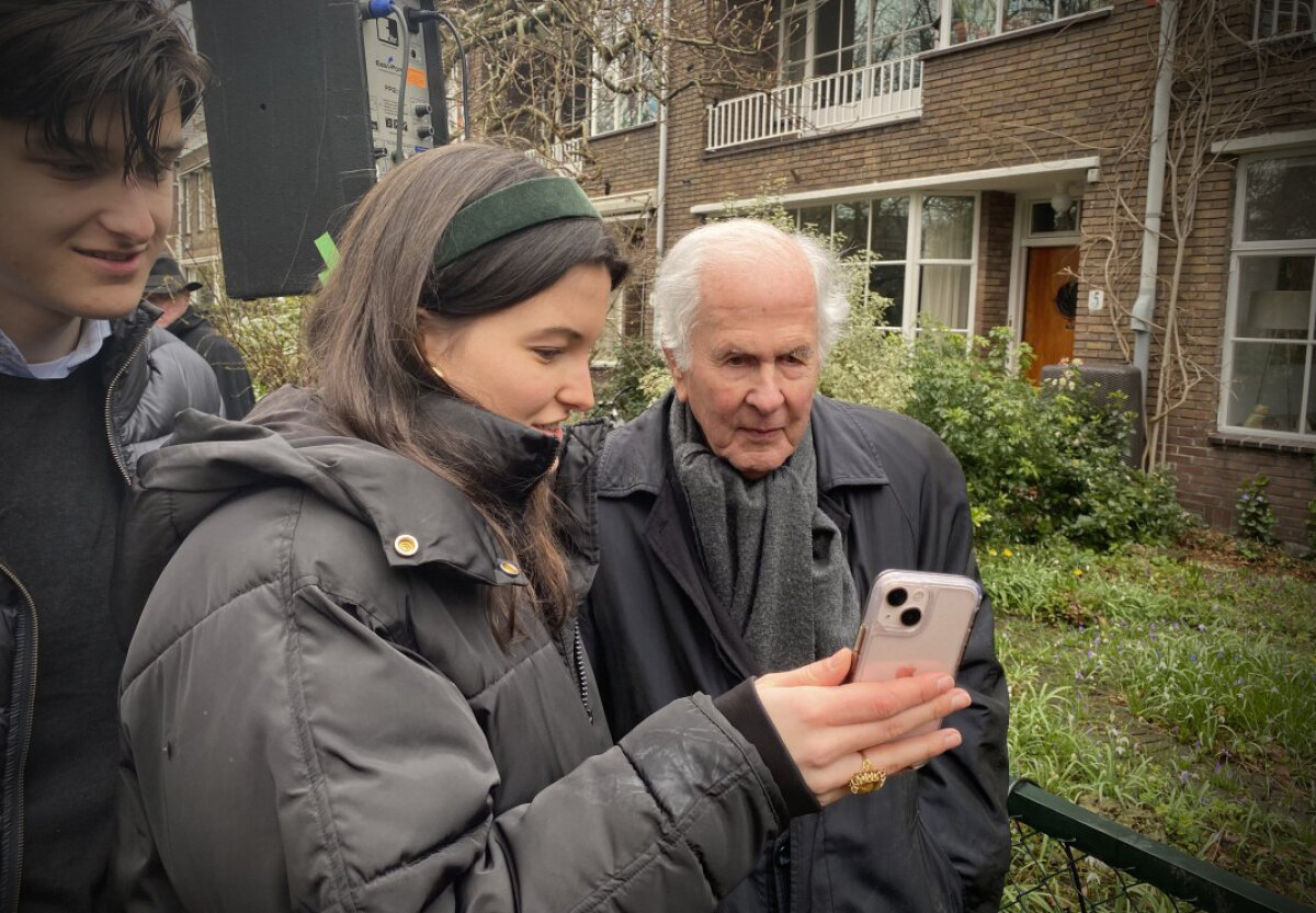 Maart 2023. Achterkleinkinderen van Ernst Verloop (dan 96) laten hem zien naar welke website een QR-code verwijst. Foto: JT