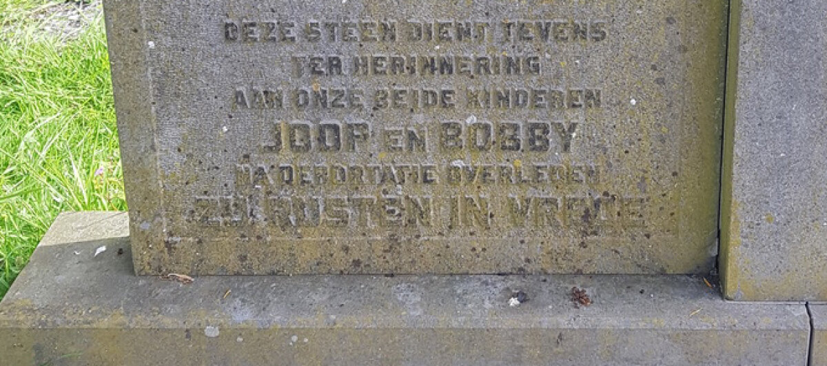 De grafsteen van Simon Straus op de joodse begraafplaats op het Zandpad heeft een verwijzing naar z'n in de oorlog gekomen zoons. Foto: Lenie de Leeuw