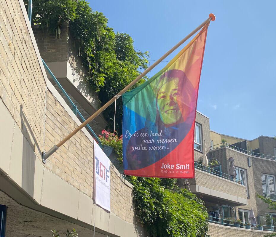 Op het Joke Smitplein gaat deze vlag uit op haar geboorte- en sterfdag. En vandaag. Foto: JT 