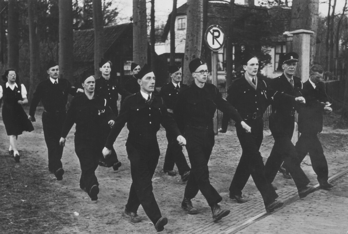 Bewakers van Kamp Rhijnauwen, 1946/1947. Foto: collectie familie Spierenburg 