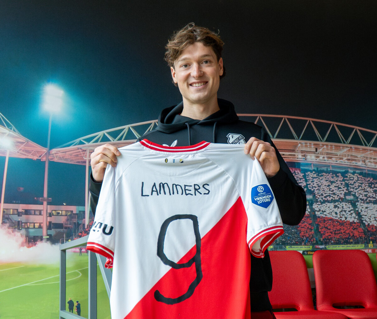 Sam Lammers met het shirt dat hij zondag draagt. Foto: website FC Utrecht