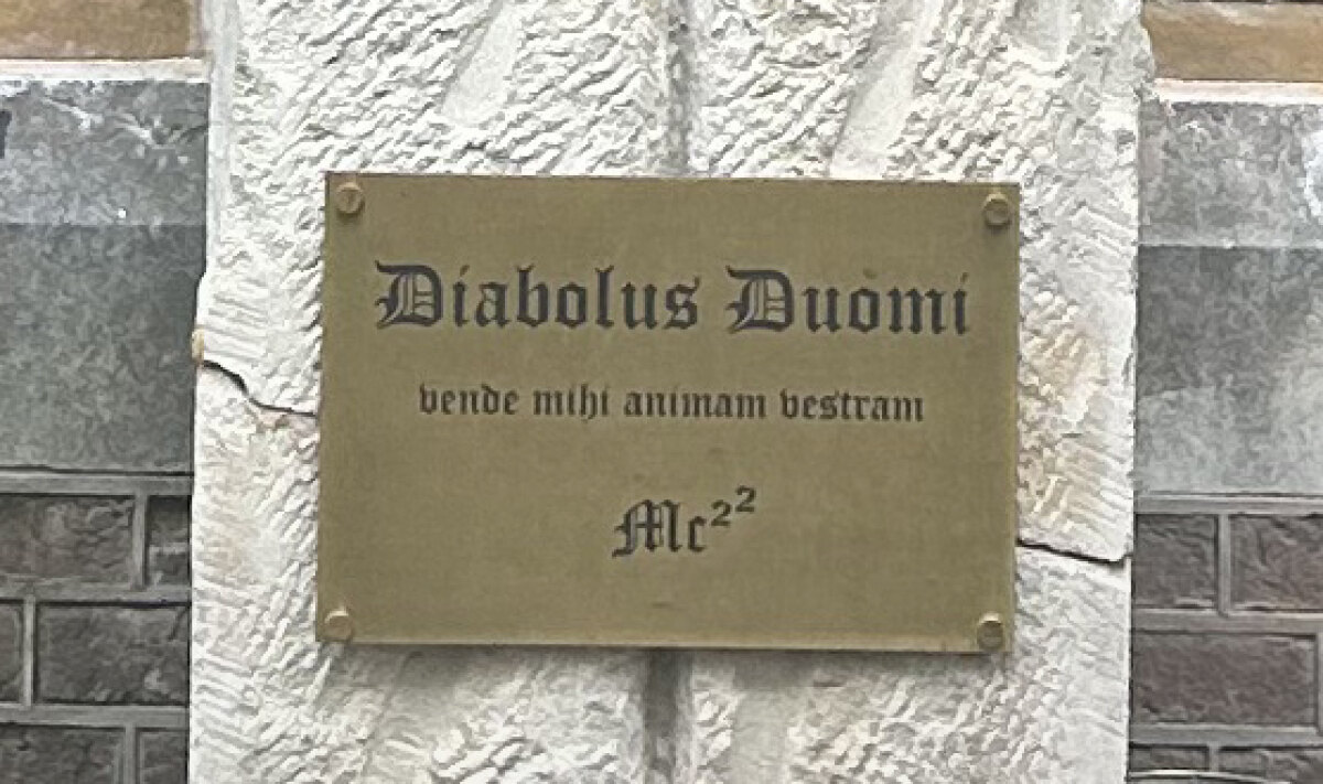 De koperen plaat met rommel-Latijn