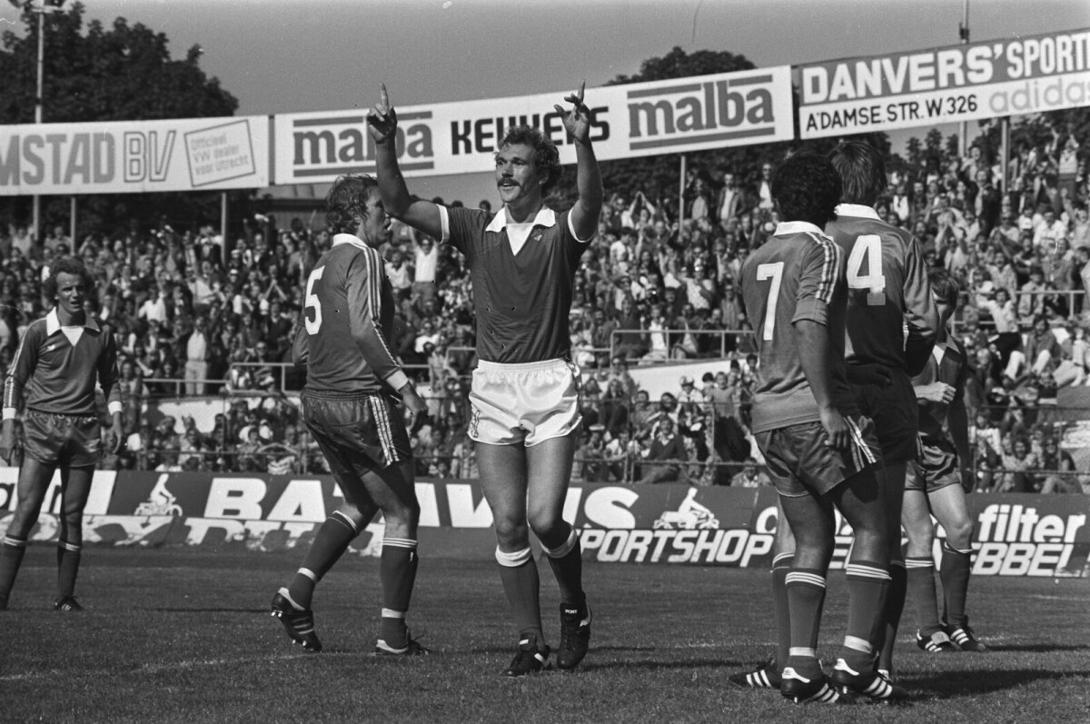 16-9-1979. FC Utrecht-Excelsior (3-0). Leo van Veen bejubelt met twee armen zijn doelpunt voor FC Utrecht, dat in het seizoen 1979/80 als 5e eindigde in de eredivisie. Foto: Koen Suyk / Anefo - CC0 via Wikimedia Commons