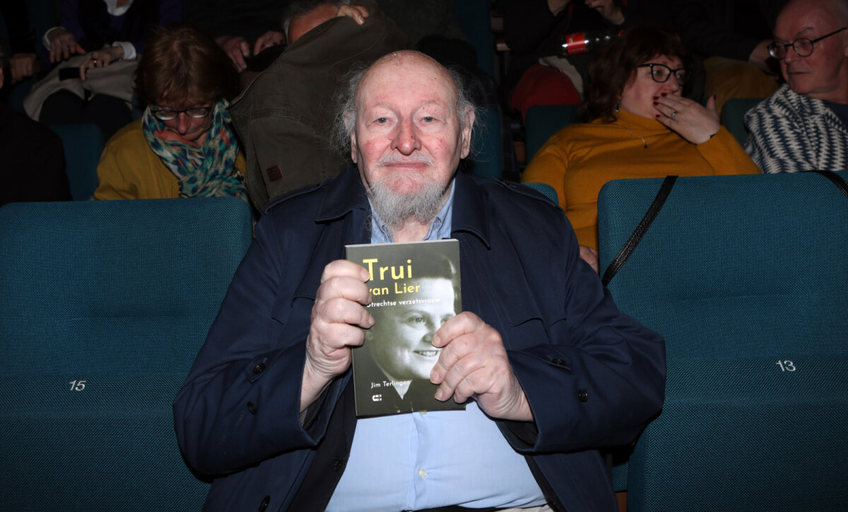 Historicus Leo van Rhenen (86) kreeg vanwege zijn hulp aan het boek een gratis exemplaar (foto: Ton van den Berg)