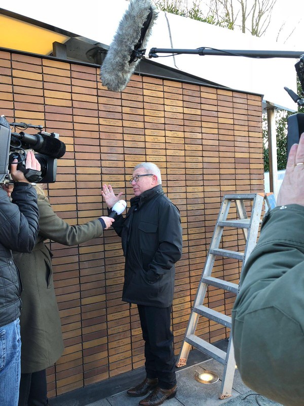 Architect Daniel Libeskind voor een proefmuur in Ameide. Foto: Holocaust Namenmonument