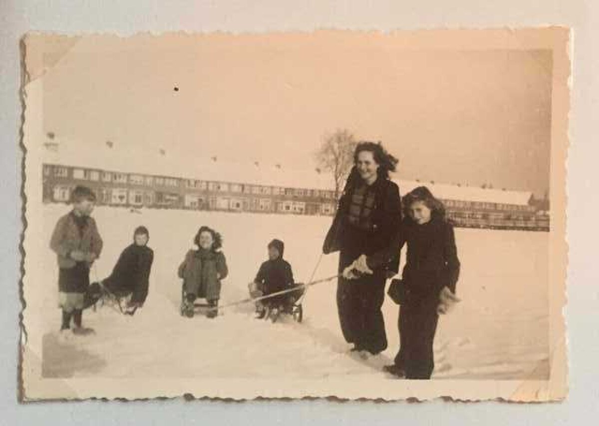 Winter 1944. Helemaal rechts Like Roos. Naast haar dochter Egbertien van Maarschalkerweerd, haar vriendin