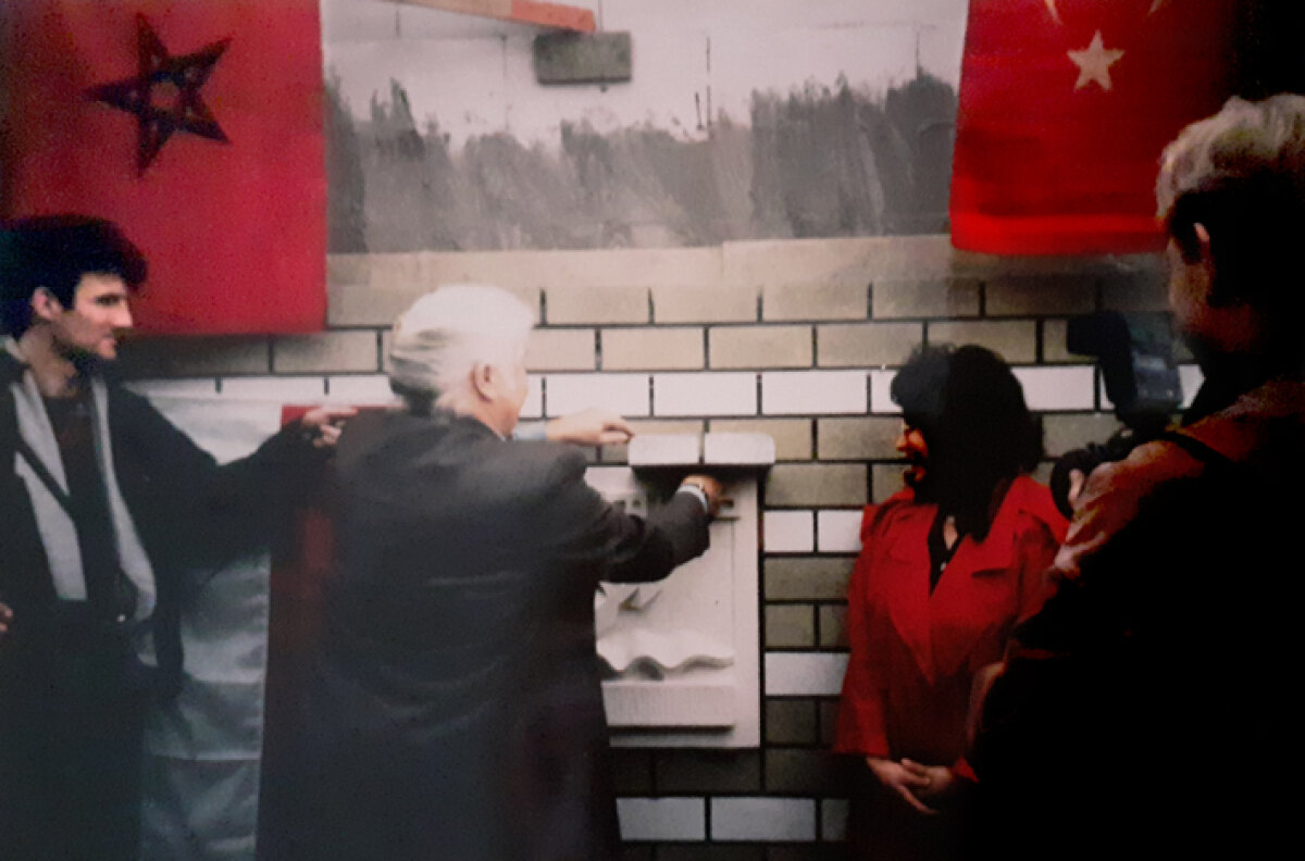 Burgemeester Lien Vos onthult in 1993 de hamam-steen (met links van haar toenmalig  Stadsomroepverslaggever - nu Nieuws030-man - Jim Terlingen). Foto: Adrienne Nijenhuis