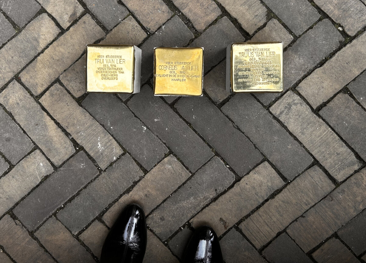 De Van Lier-steentjes voor de plaatsing (Trui, Cornelis en Truus zijn familie. Hun vaders waren broers)