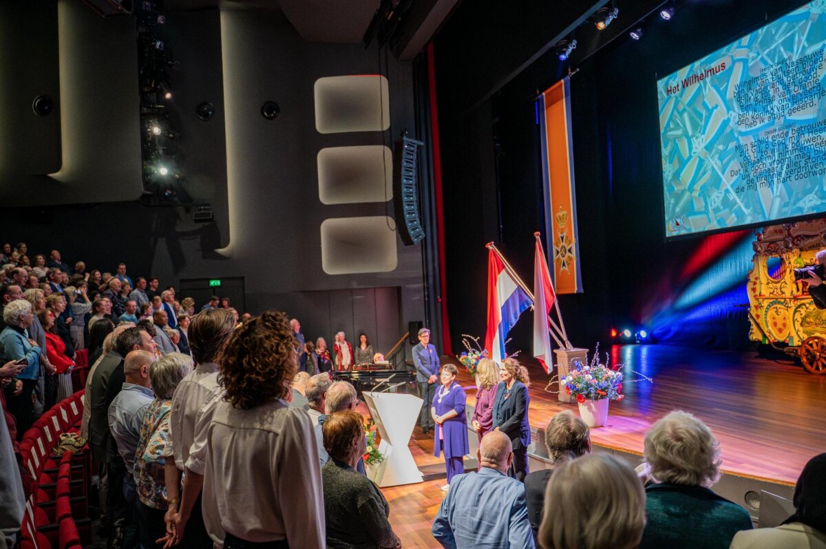Met z'n allen staan voor het Wilhelmus