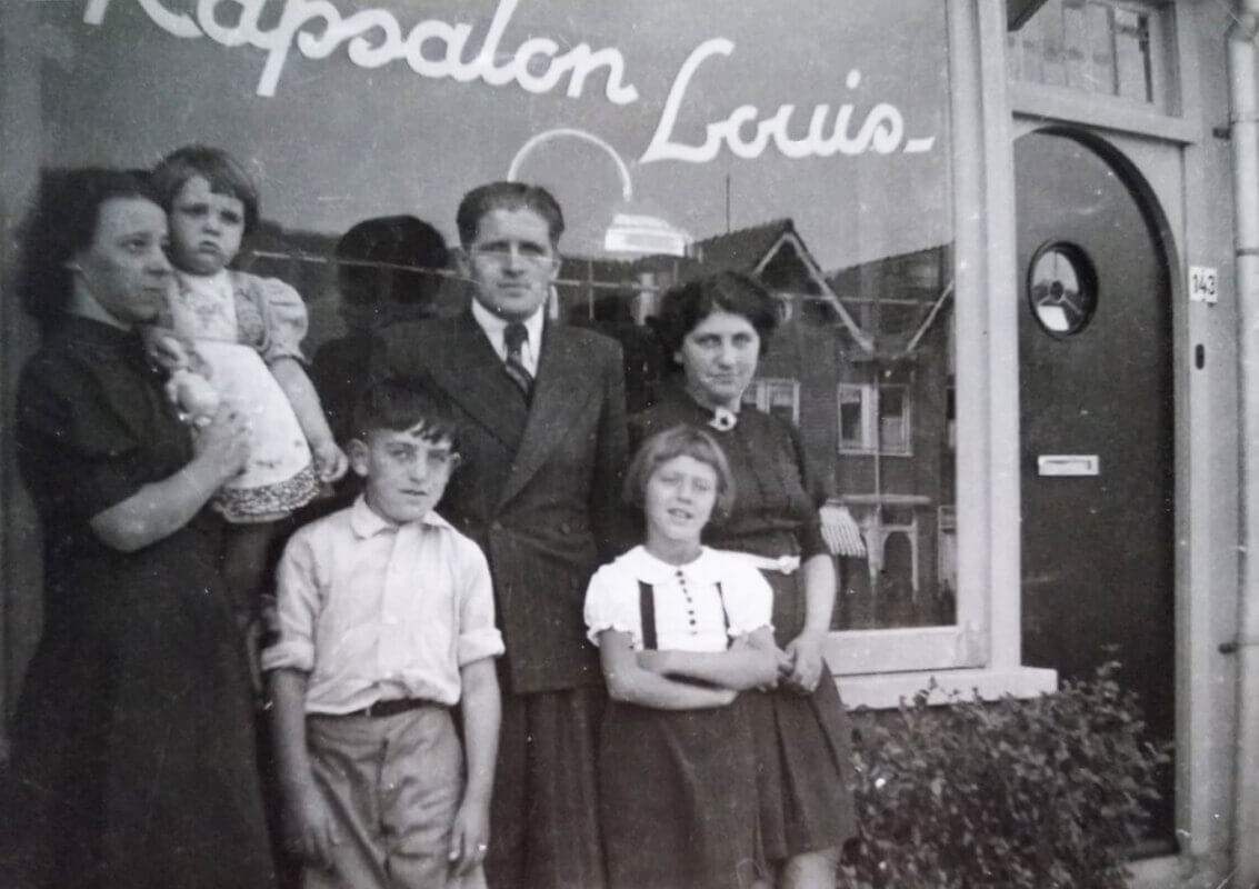 Louis Schreeuwer poseert in 1939 trots met z’n gezin en anderen voor z’n salon op Julianaweg 143 - v.l.n.r. onbekend, onbekend, zoon Mowie, Louis, nichtje Tiny en vrouw Fré (foto afkomstig uit m'n boek 'De Joodse Raad van Utrecht')