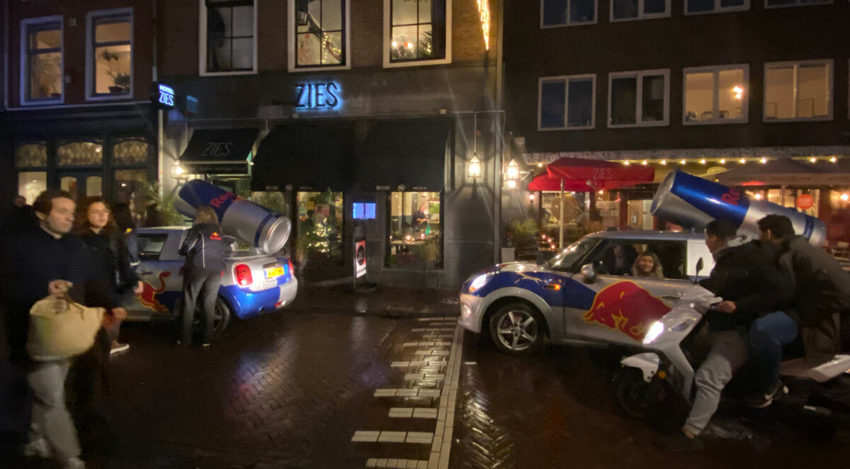 In de Twijnstraat verschenen kort na de overwinning auto's van de sponsor van Max Verstappen. Foto: JT 