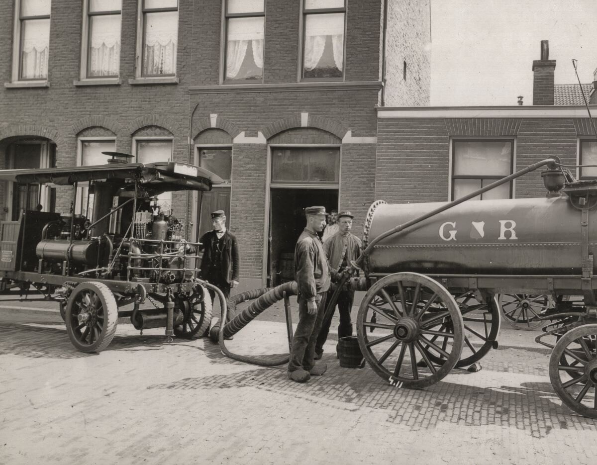 Medewerkers van de Gemeentereiniging halen met een pompwagen een beerput leeg, 1906-1910 (HUA)