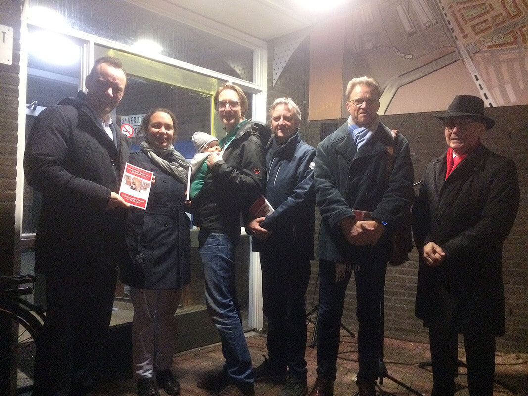 Na de presentatie, van links naar rechts: wethouder Verschuure, moeder Joyce Browne, Sebastiaan (de 350.000e - Zuilense - inwoner van Utrecht), vader Erik de Bruin, Jos Traa van Portaal, Harry de Keizer van de werkgroep Directe Voorzieningen en Wim van Scharenburg. Foto: Jim Terlingen