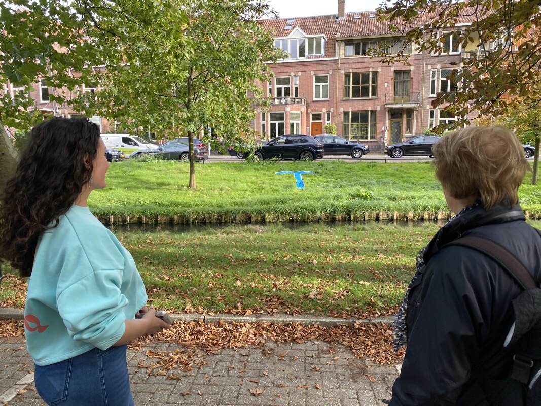 Vorige maand werd op de plek waar de bollen de grond ingaan als proef met blauw papier de eerste letter van Trui's voornaam gelegd.