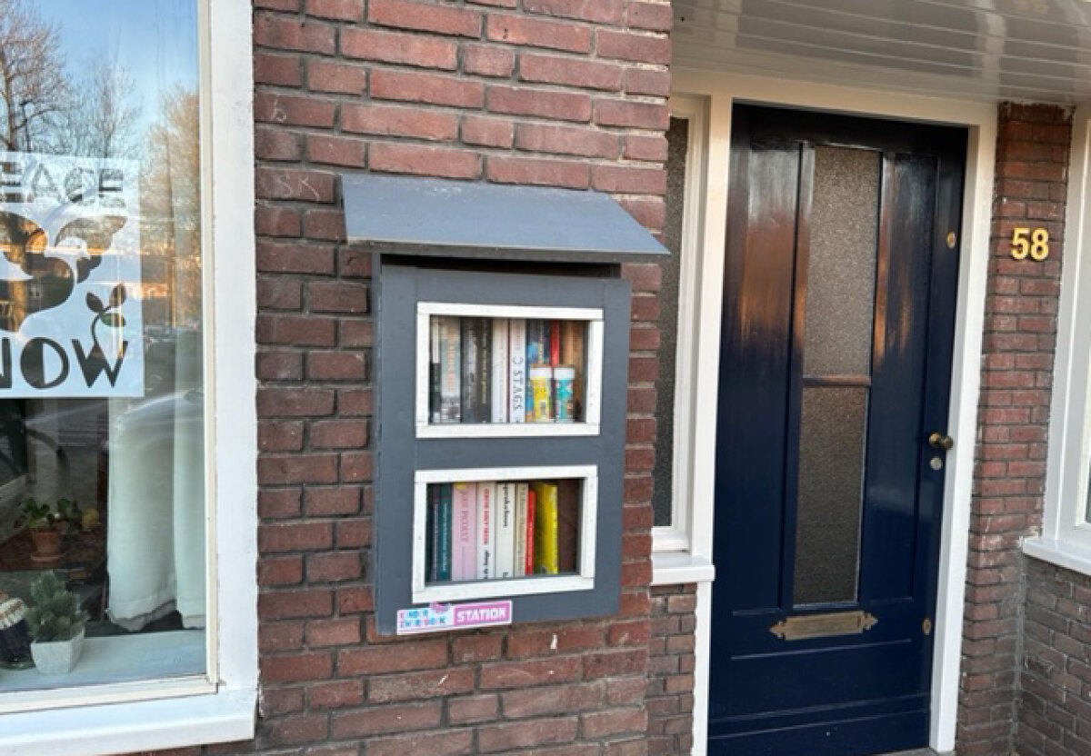De minibieb bij de woning Adriaan Mulderstraat 58 in Zuilen. Foto: Dik Binnendijk