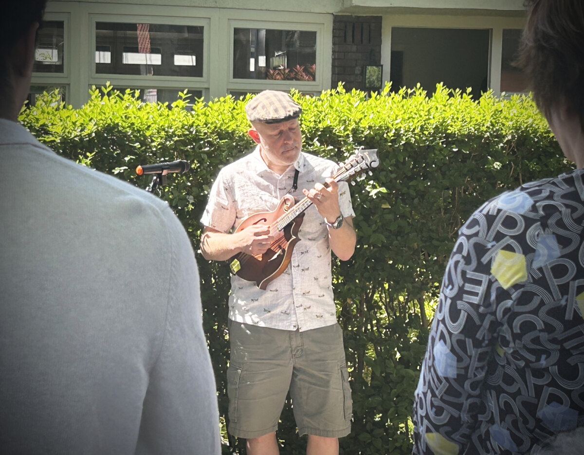 Familielid Hartley Wynberg uit Canada speelde het instrumentale 'Ani Maamin' (I remember)