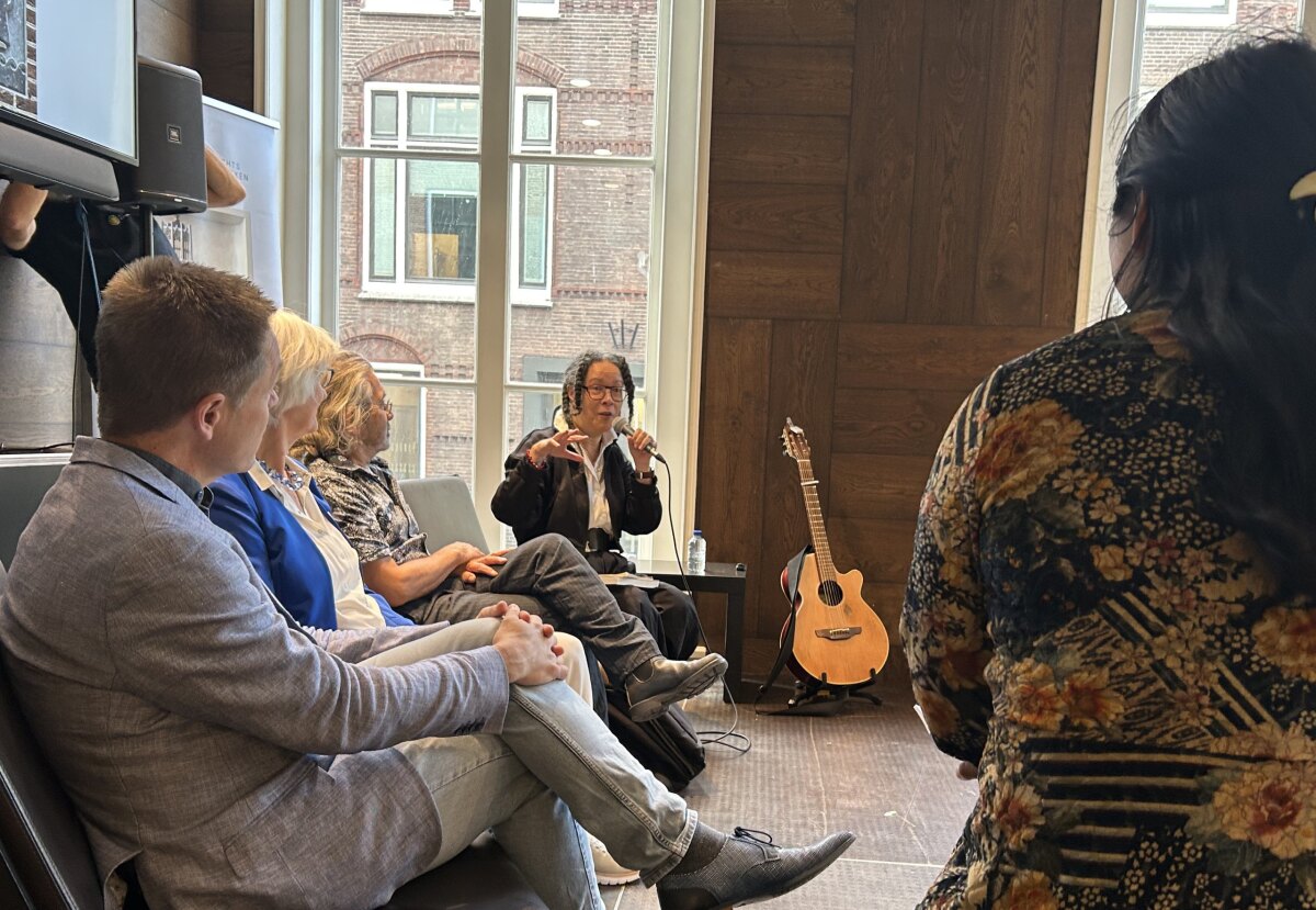 Het panelgesprek na de onthulling, met v.l.n.r.  Matthijs van Otegem, Marjet Douze, Max Kisman, Nancy Jouwe en Chrissy Flohr (op de rug). Foto: JT