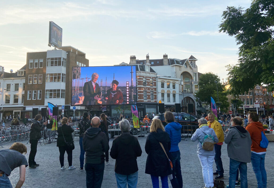 Op de Neude was het rustig toen de burgemeester om 21 uur op de Domtoren het concert liet beginnen. Foto: Jim Terlingen 