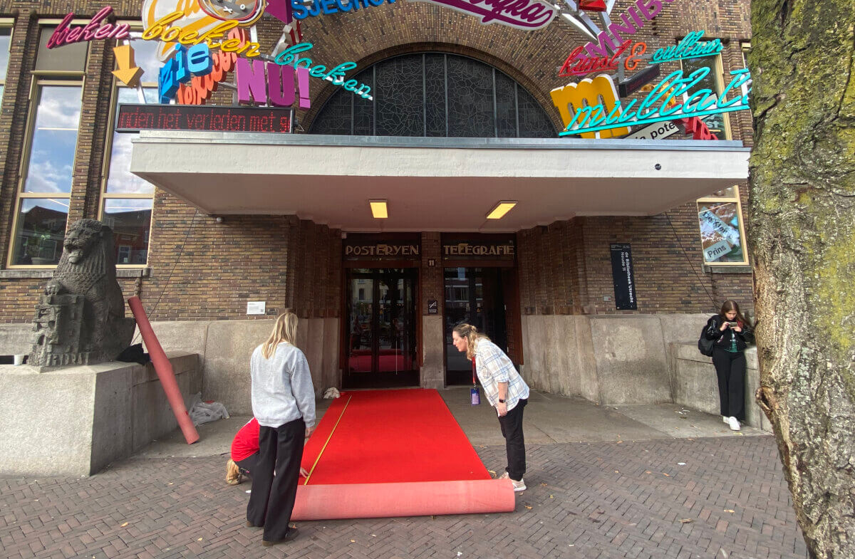 De rode loper voor de bibliotheek werd vanmiddag 'precies' uitgemeten. Foto: Jim Terlingen 