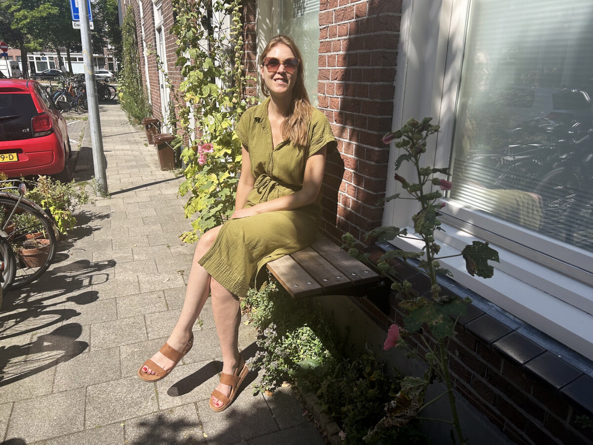 Noortje op haar opklapbankje boven de geveltuin. Foto: JP