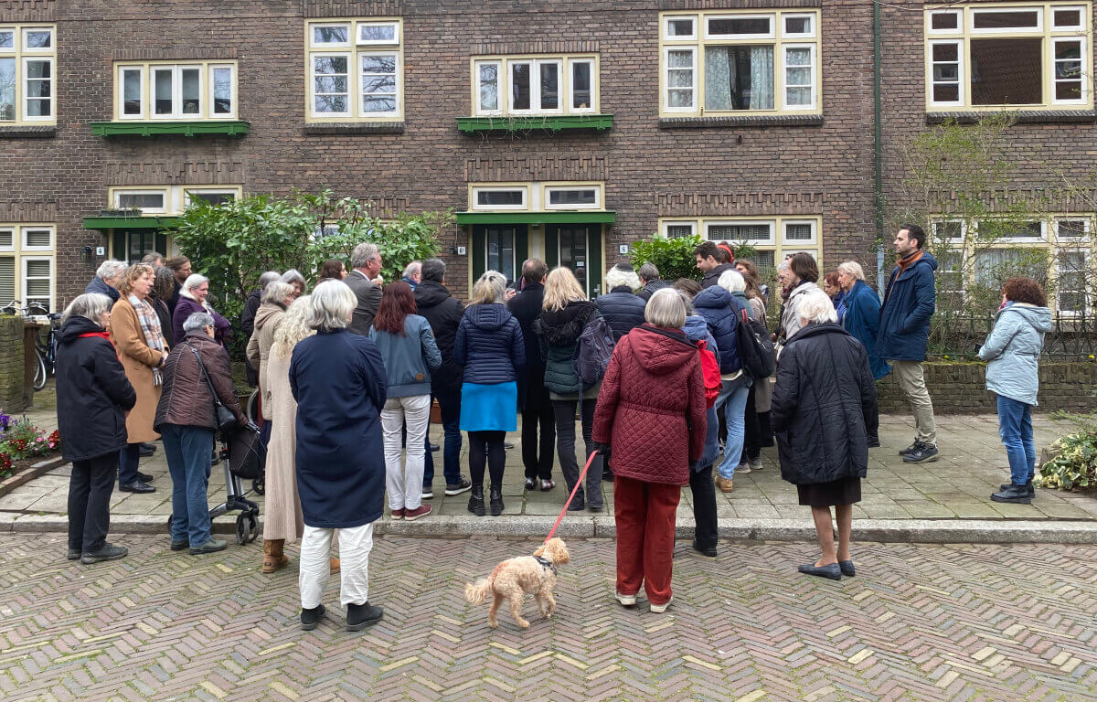 De plechtigheid op de Burmanstraat (foto: JT)