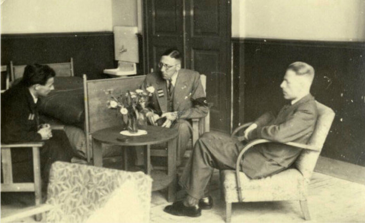 M.M. Kwint (midden) met zijn bevelvoerder W. van der Maal (rechts) en chef-staf J. van Uitert. Foto: HUA