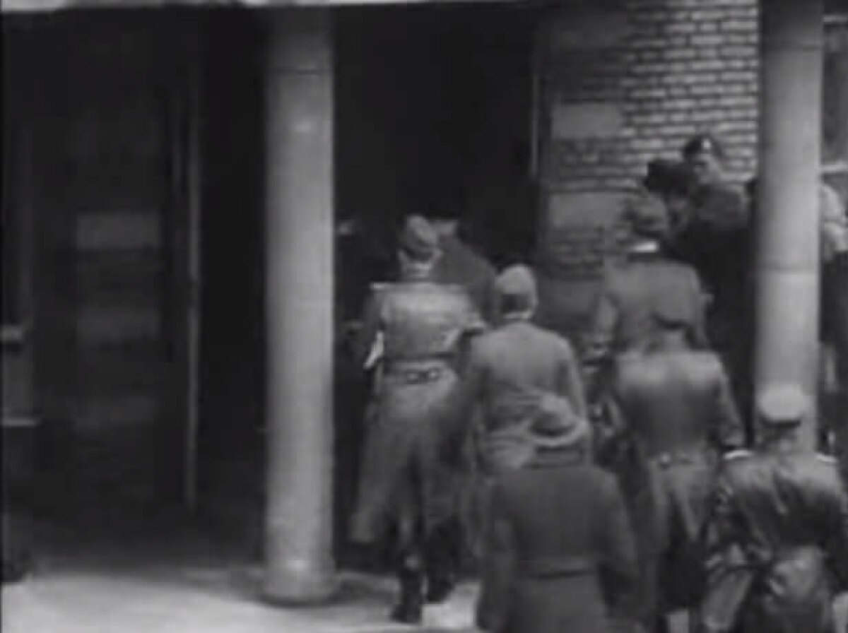 Duitse vertegenwoordigers betreden het gebouw waar overleg is over de voedseltransporten ('still' uit een filmopname)