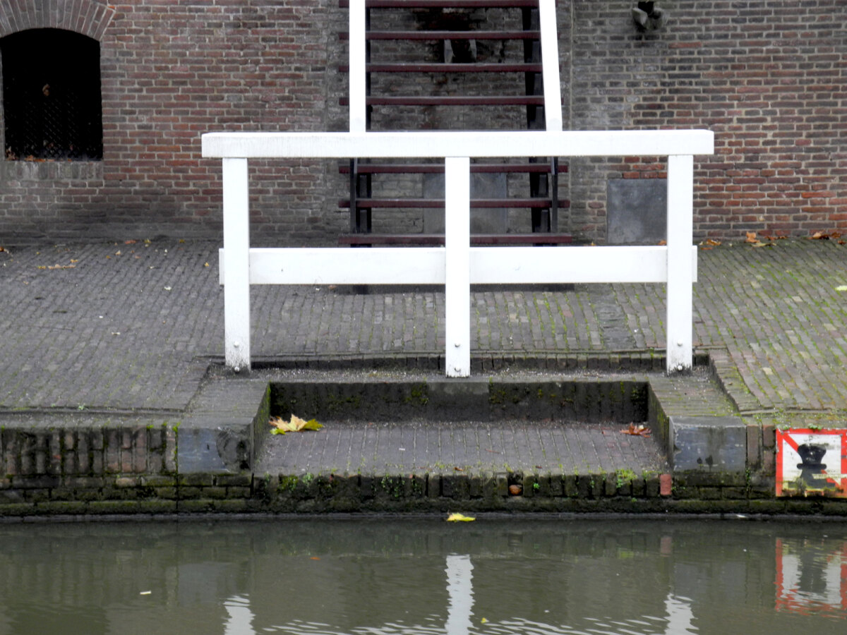 De wasplaats beneden aan de gracht (foto: JvW)